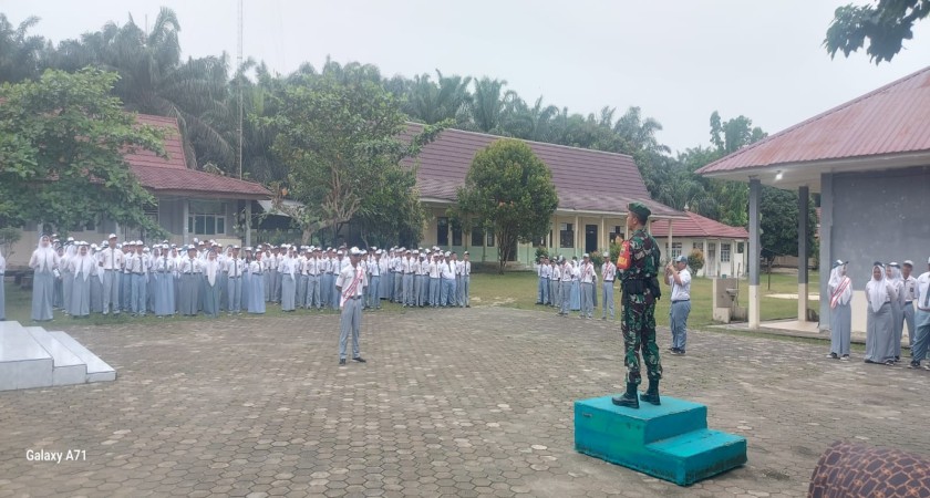 Serka Samsul Bahuri Jadi Pembina Upacara di SMKN 1 Kerinci Kanan, Tanamkan Disiplin dan Bijak Bermedia Sosial